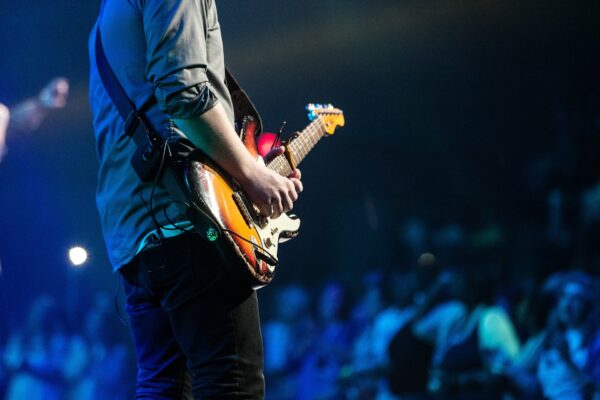 DIFERENÇAS ENTRE GUITARRAS ELÉTRICAS E SEMI-ACÚSTICAS.
